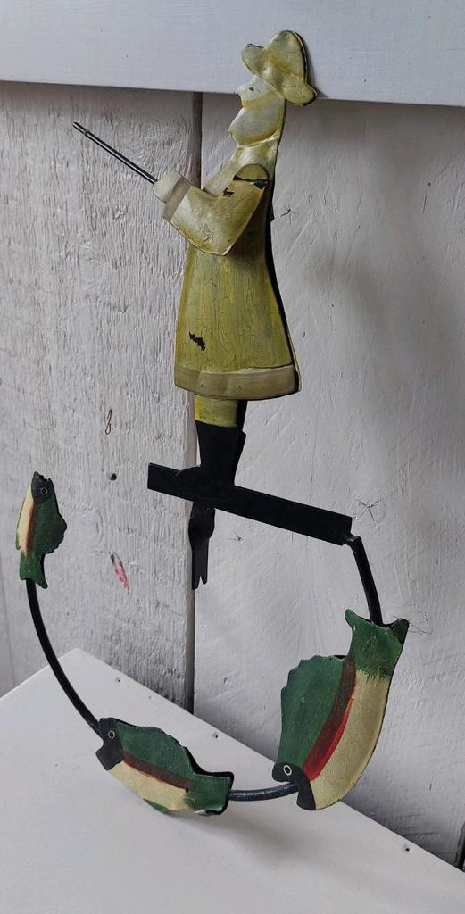 Mannetje dat staat te vissen metaal decoratie hengelsport, Huis en Inrichting, Woonaccessoires | Overige, Zo goed als nieuw, Ophalen of Verzenden