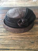 Vintage Bruine Hoed met Bloem, Kleding | Dames, Hoeden en Petten, Ophalen of Verzenden, Gedragen, One size fits all, Hoed