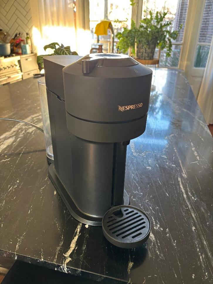 Nespresso Vertuo Next - koffiezetapparaat, Witgoed en Apparatuur, Koffiezetapparaten, Zo goed als nieuw, Koffiepads en cups, Koffiemachine