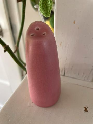 Pastel roze zoutvaatje beschikbaar voor biedingen
