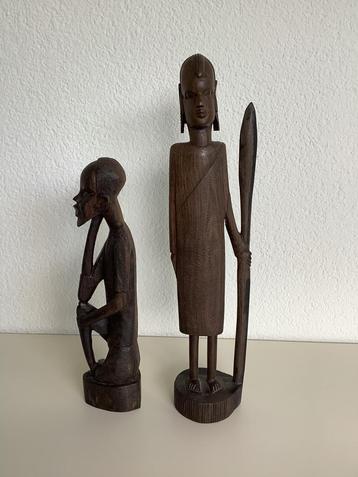 Houten beeldjes beschikbaar voor biedingen