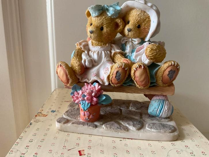 Cherished teddies Tracie en Nicole in doos met certificaat, Verzamelen, Beren en Cherished Teddies, Zo goed als nieuw, Beeldje