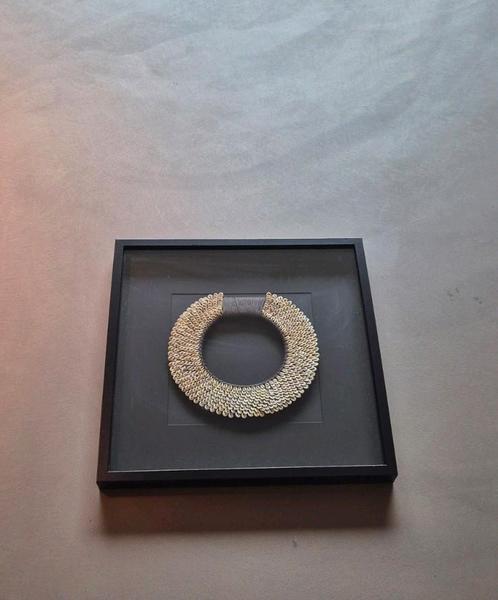 Uniek ingelijste schelpenketting – handgemaakt en decoratief, Huis en Inrichting, Woonaccessoires | Wanddecoraties, Zo goed als nieuw