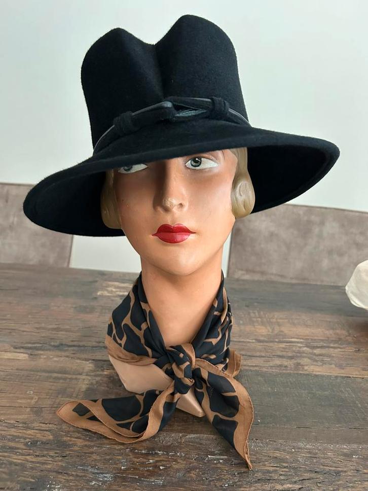 PRACHTIGE ZWARTE HAARVILT WINTER HOED MT 56 NU €7,50, Kleding | Dames, Hoeden en Petten, Zo goed als nieuw, Hoed, 56 of 57 cm (M, 7 of 7⅛ inch)