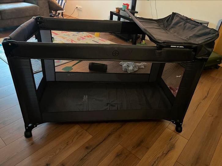Novi Baby Kiki– Luxury Travel Bed with Changing Table, Kinderen en Baby's, Kinderkamer | Bedden, Zo goed als nieuw, Minder dan 140 cm