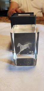 kristal blok met paard in geschenkdoosje 8 cm, Antiek en Kunst, Antiek | Glas en Kristal, Verzenden