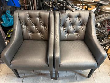2 eetkamerstoelen beschikbaar voor biedingen