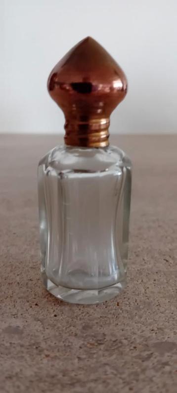 Klein parfumflesje  beschikbaar voor biedingen