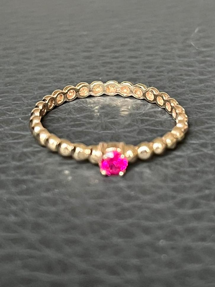 Erg mooi 9 karaat gouden ringetje met robijntje mt17,5 ong, Sieraden, Tassen en Uiterlijk, Ringen, Nieuw, Dame, 17 tot 18, Rood