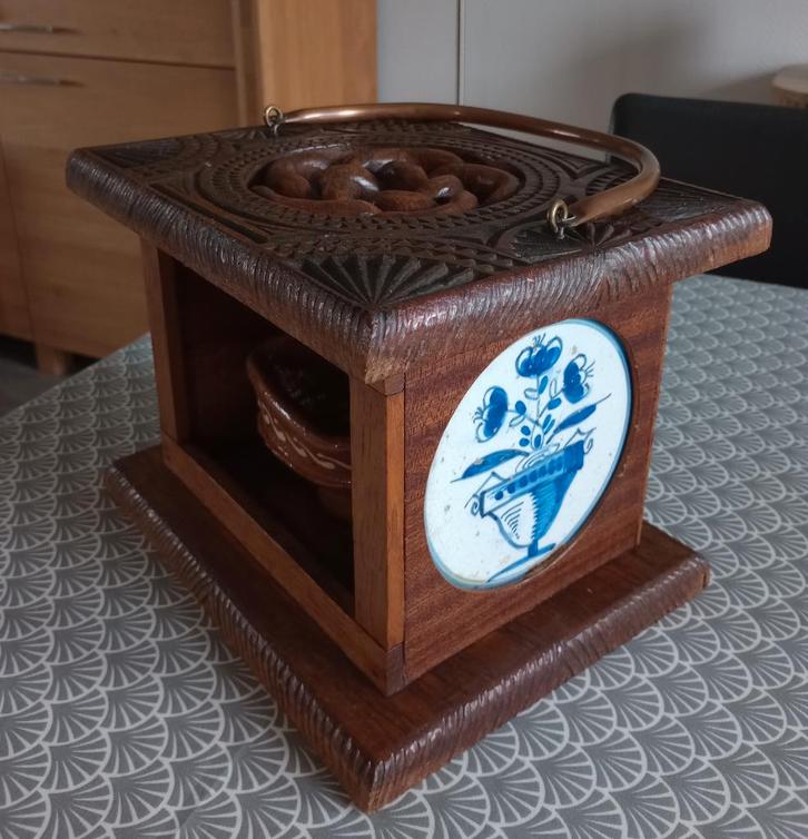 Antieke voetstoof met  3 oude tegels en Makkumer vuurtest, Antiek en Kunst, Antiek | Woonaccessoires, Ophalen of Verzenden