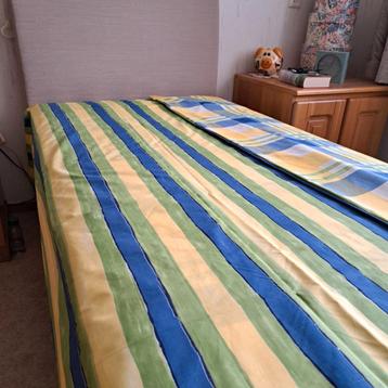 TWEE- PERSOONS DEKBEDOVERTREK IN TWEE DESSINS beschikbaar voor biedingen