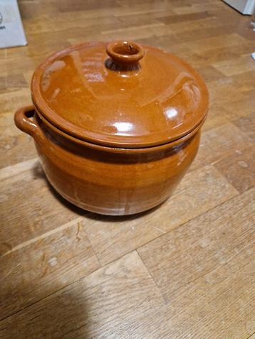 Aardewerk stoofpot met deksel beschikbaar voor biedingen