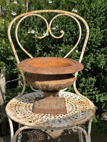 Brocante oude gietijzeren Jardiniere beschikbaar voor biedingen