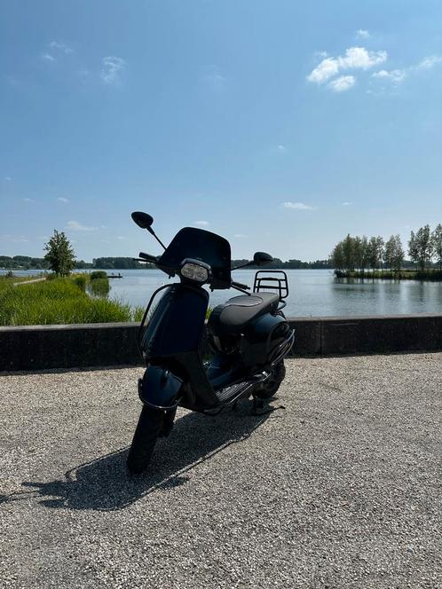 Vespa Sprint 50cc - Full option -2023 model met custom kleur, Fietsen en Brommers, Scooters | Vespa, Zo goed als nieuw, Vespa S