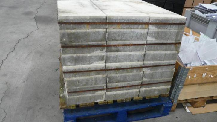 Partij stenen 600 x 300 x 85 mm (286.14m2), Doe-het-zelf en Verbouw, Tegels, Nieuw, Vloertegels, Overige materialen, 40 tot 60 cm
