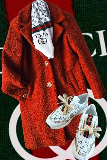 Faux fur jas & gucci sjaal of sneakers  beschikbaar voor biedingen