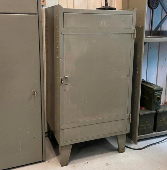 Industriële werkplaats kast - vintage ijzeren kast, Huis en Inrichting, Woonaccessoires | Overige, Gebruikt, Ophalen