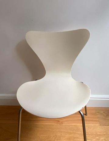 Twee Fritz Hansen vlinderstoelen beschikbaar voor biedingen