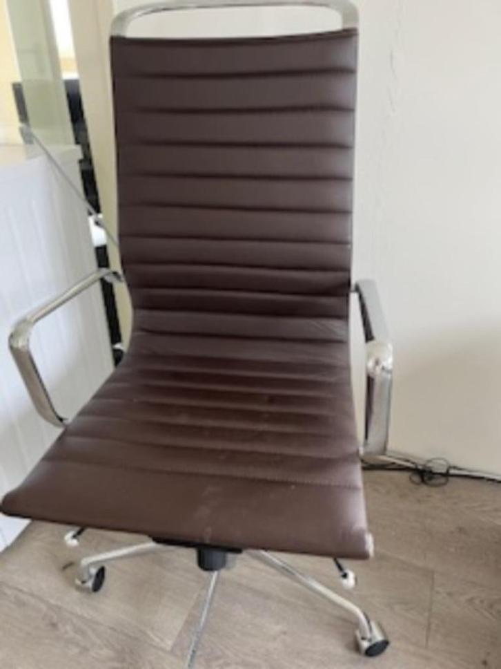 Donkerbruine bureaustoel(en) in Eames stijl, Huis en Inrichting, Bureaustoelen, Gebruikt, Bureaustoel, Bruin, Ophalen