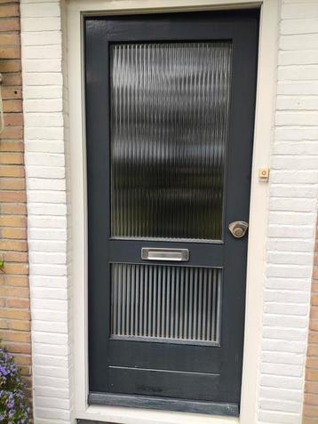 Houten voordeur rechtsdraaiend beschikbaar voor biedingen