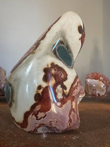 Super mooie polychroom jaspis sculptuur beschikbaar voor biedingen