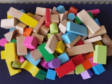 Verzameling houten blokken beschikbaar voor biedingen