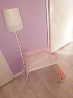 Nachtkastje of bijzettafel lamp en lectuurbak ikea design, Ophalen, Zo goed als nieuw, Metaal of Aluminium, Minder dan 45 cm