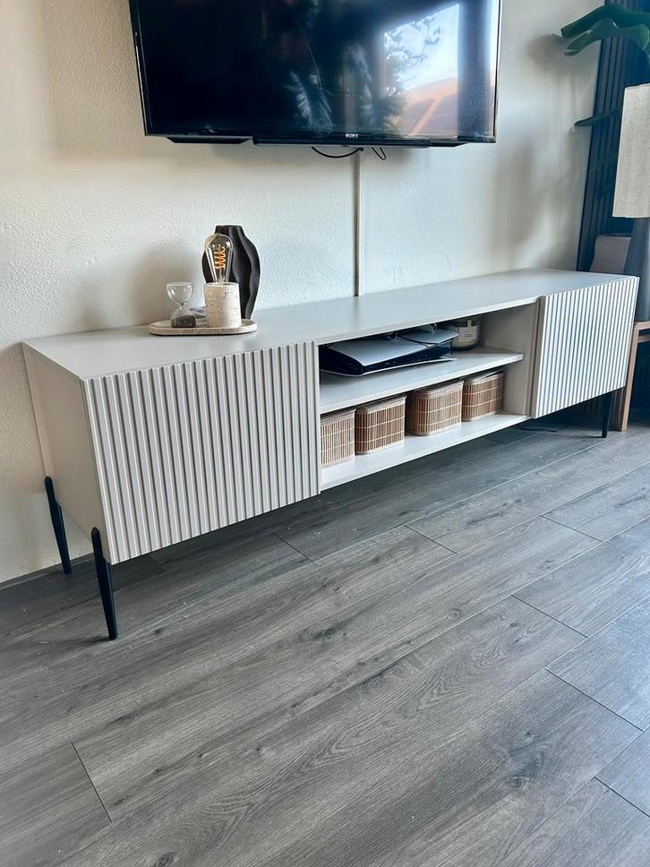 Beige TV meubel Alex - Nieuwstaat!, Huis en Inrichting, Kasten | Televisiemeubels, Nieuw, Minder dan 100 cm, 150 tot 200 cm, 25 tot 50 cm