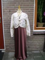 Bruine gala jurk met los wit jasje met stiksels maat 38, Maat 38/40 (M), Galajurk, Bruin, Ophalen of Verzenden