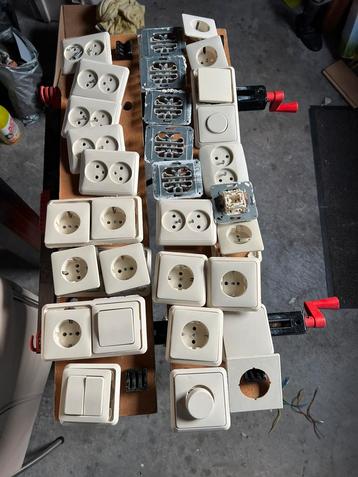Div geaarde en ongeaarde stopcontacten en schakelaars beschikbaar voor biedingen