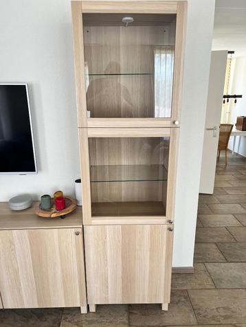 Besta vitrinekast met LED verlichting en dimmer