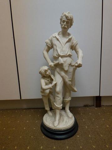 Beeld vader en zoon – klassiek wit beschikbaar voor biedingen