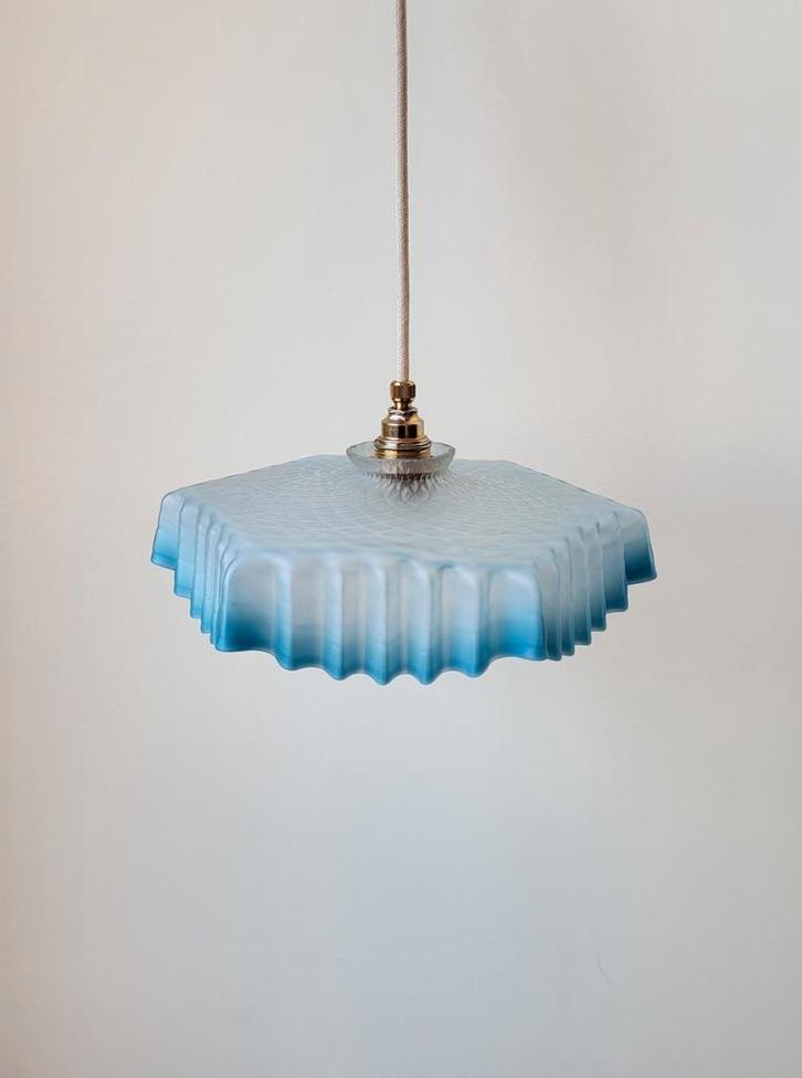 Vintage glazen hanglamp mat glas blauwe rand Frankrijk, Huis en Inrichting, Lampen | Hanglampen, Zo goed als nieuw, Minder dan 50 cm