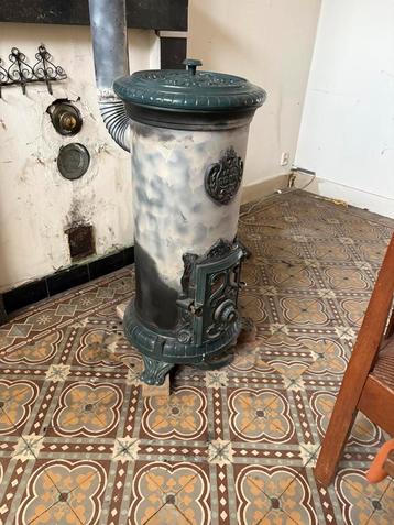 Antieke Godin gietijzeren kolenkachel (A.Ms Godin, ca. 1900) beschikbaar voor biedingen