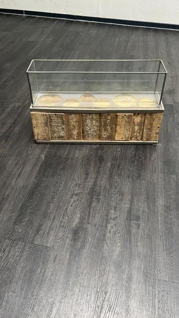 Industrieel Glazen Windlicht/Plantenbak met Houten Onderkant beschikbaar voor biedingen