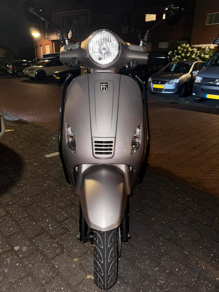 Scooter Riva 2018 Champagne, Fietsen en Brommers, Snorfietsen en Snorscooters, Zo goed als nieuw, Overige merken, Benzine, Ophalen