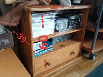 handig kastje met twee legplanken en één grote lade.