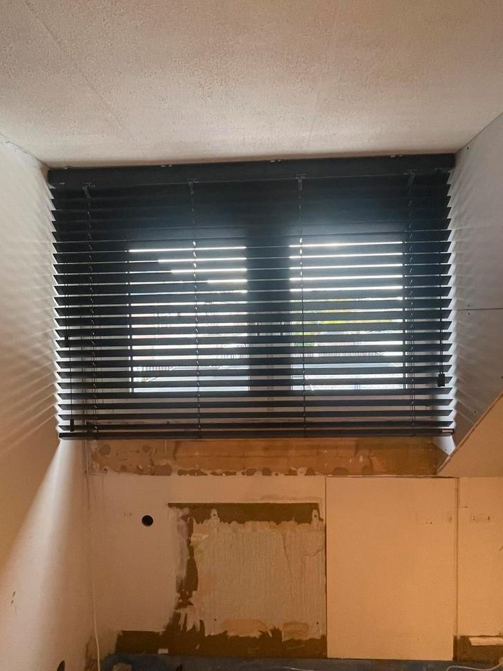 Zwarte jaloezieen joe benelli 1.60 x1.10m, Huis en Inrichting, Stoffering | Gordijnen en Lamellen, Zo goed als nieuw, 200 cm of meer