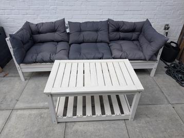 Tuinbank en tafel met kussens beschikbaar voor biedingen