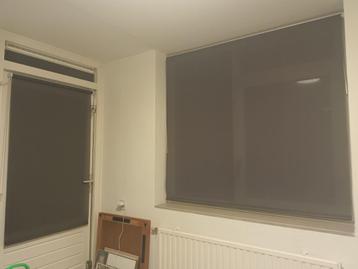 Grijze rolgordijnen beschikbaar voor biedingen