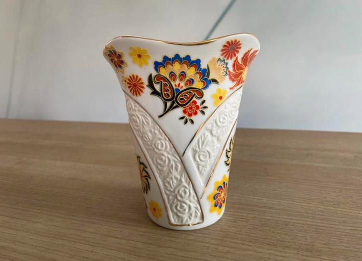 Een prachtige vintage vaas van biscuitporselein, Antiek en Kunst, Antiek | Vazen, Ophalen of Verzenden