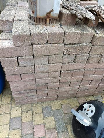 Gratis af te halen.  Klinkers  beschikbaar voor biedingen