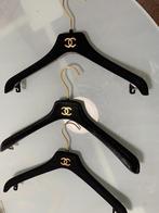 3 kleerhangers Chanel, Kleding | Dames, Kledinghangers, Ophalen of Verzenden, Hout, Kinderen