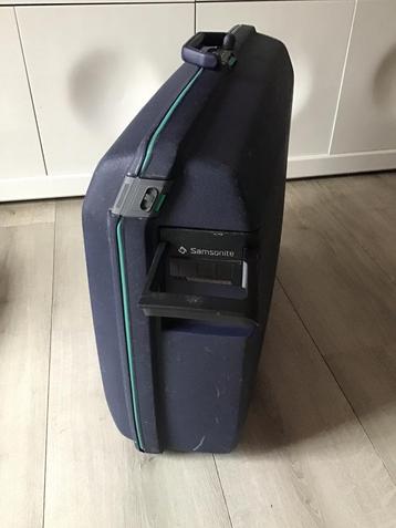 Grote blauwe Samsonite Oyster koffer/cijferslot/2 wielen beschikbaar voor biedingen