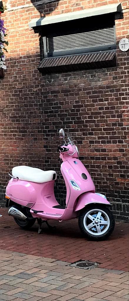 Roze Vespa  Blond Amsterdam, Fietsen en Brommers, Brommeronderdelen | Scooters, Zo goed als nieuw, Vespa, Overige typen, Ophalen