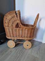 Rotan Poppenwagen met matrasje en dekentje, Ophalen of Verzenden, Gebruikt