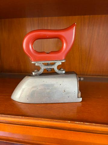 Vintage koolstrijkijzer – decoratie beschikbaar voor biedingen