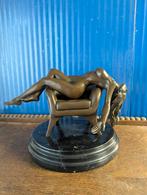Bronzen beeld van een naakte uitrustende in de  chair, Antiek en Kunst, Antiek | Koper en Brons, Ophalen of Verzenden