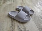 Nieuwe grijze Clou badslippers, slippers grijs nieuw. 36/37., Slippers, Onb, Nieuw, Ophalen of Verzenden