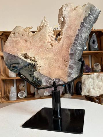 Roze amethist met amethist op standaard beschikbaar voor biedingen